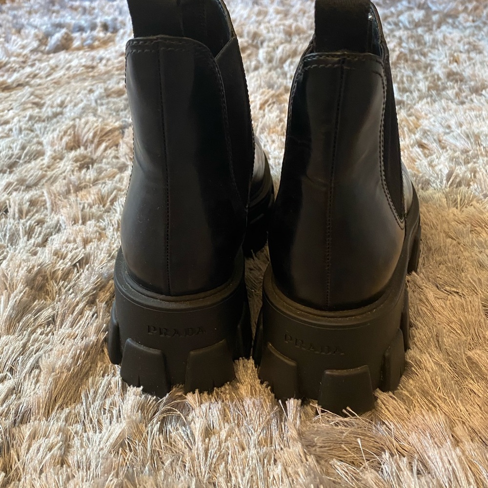 Prada - Picture 3 of 7